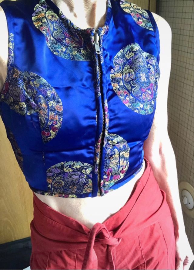 top crop o chaleco satinado oriental