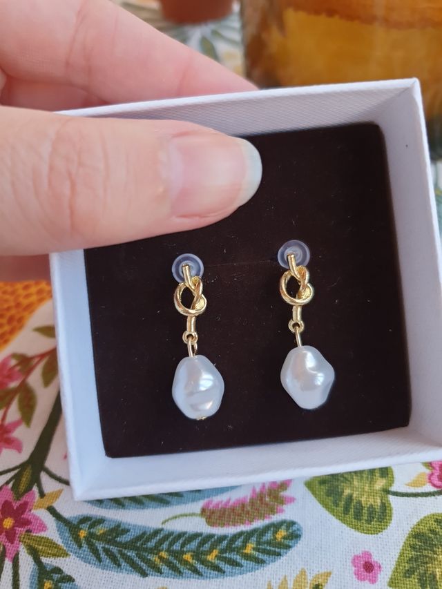 Pendientes dorados con perla