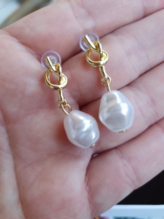 Pendientes dorados con perla