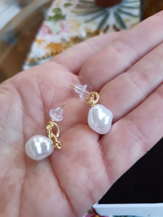 Pendientes dorados con perla