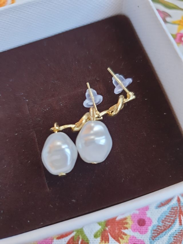 Pendientes dorados con perla
