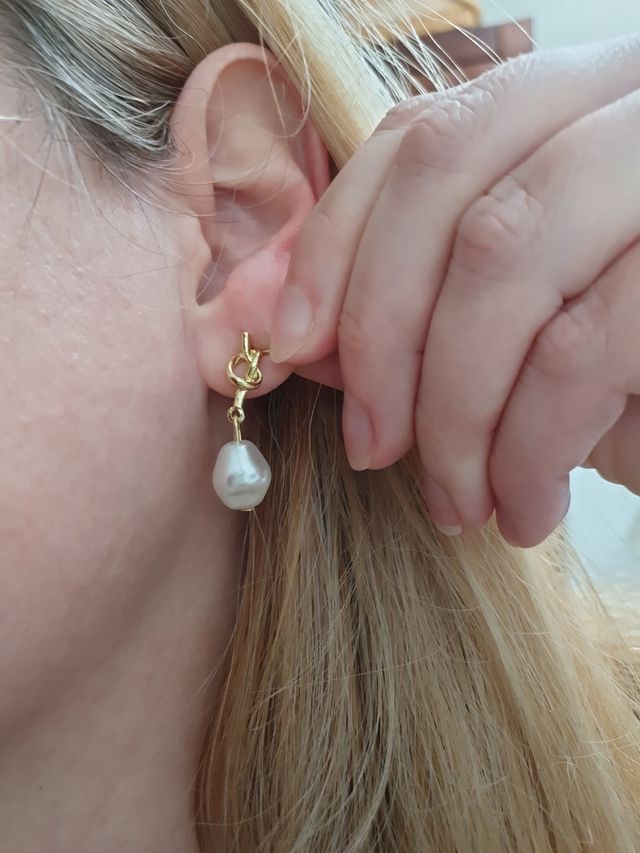 Pendientes dorados con perla