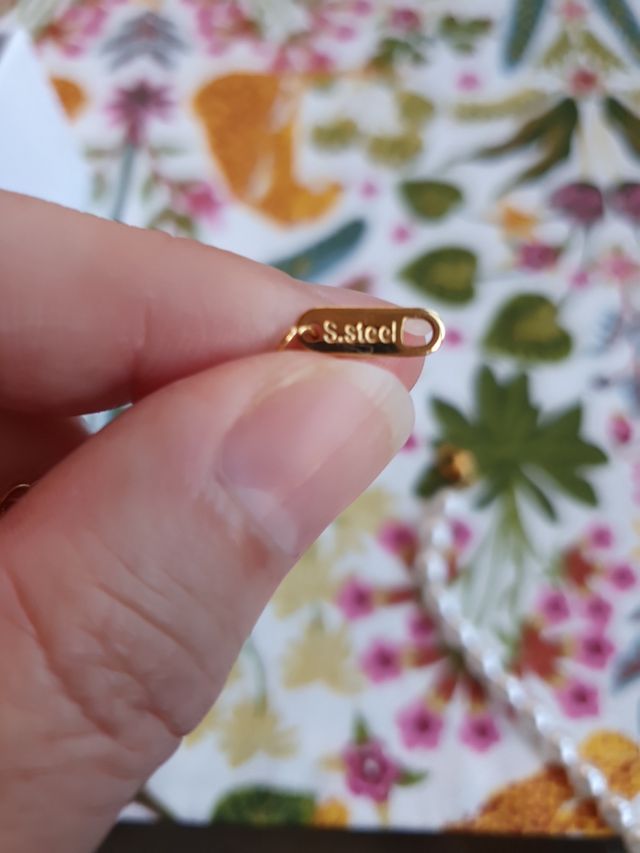 Pulsera dorada con perlas