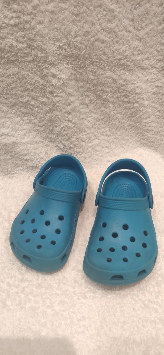 Crocs azules niño