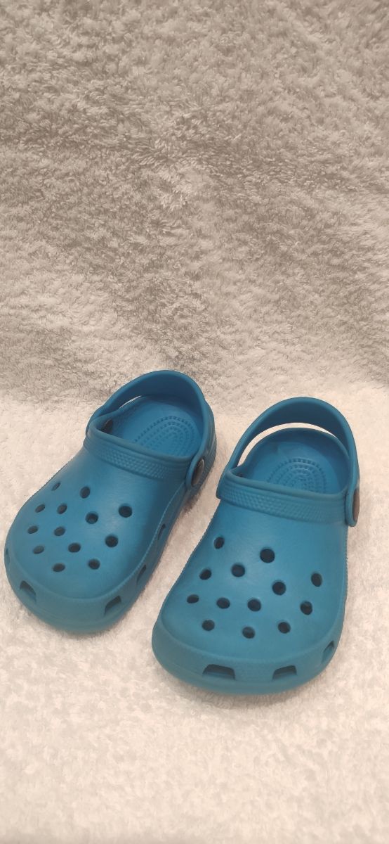 Crocs azules niño