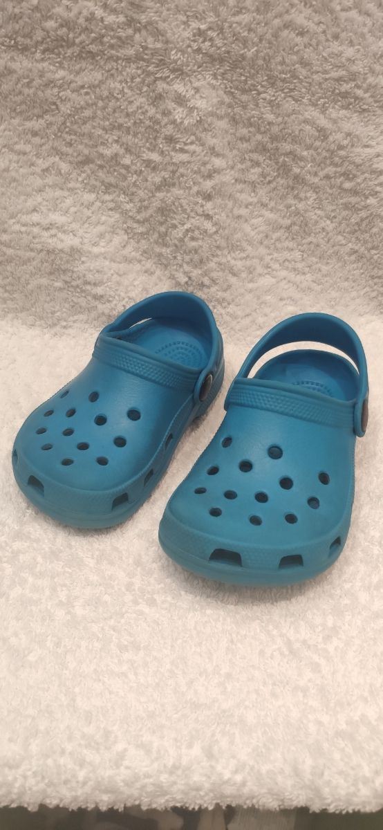 Crocs azules niño
