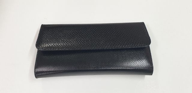 Carpeta de mano de mujer en piel de serpiente