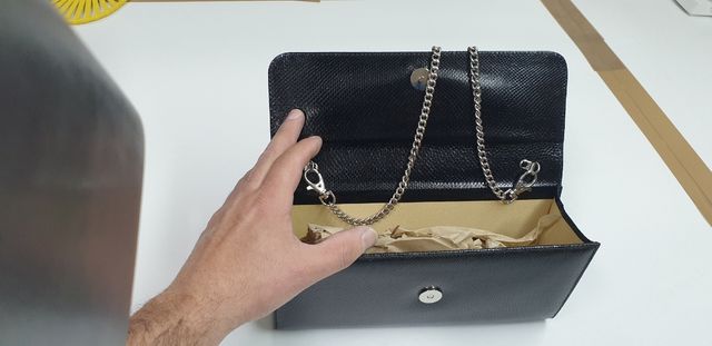 Carpeta de mano de mujer en piel de serpiente