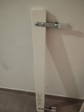 Cuna  , colchón y barra protectora 

