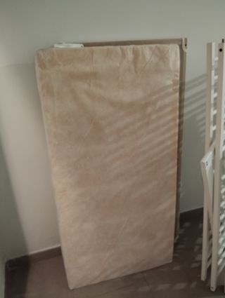 Cuna  , colchón y barra protectora 

