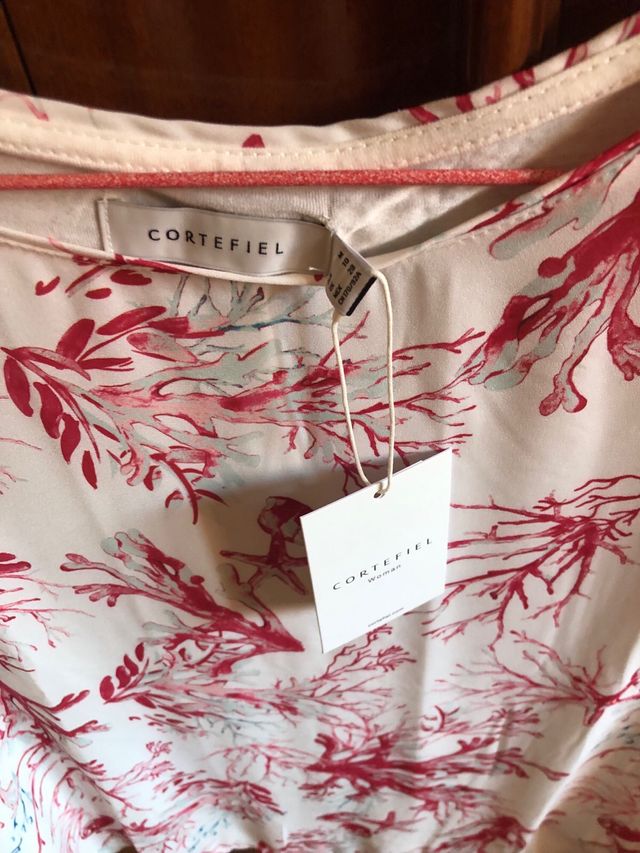 Camiseta coral roja y blanca