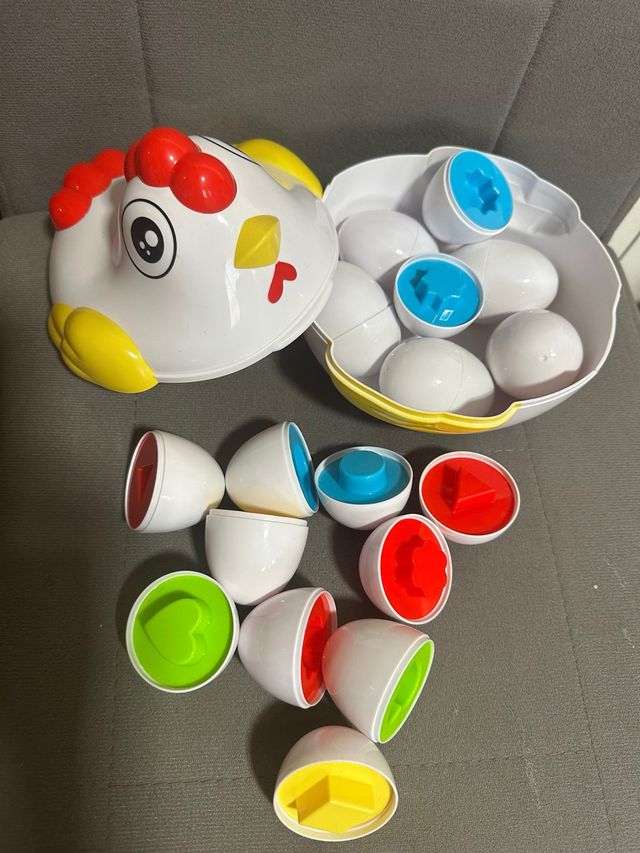 Gallina con huevos apilables