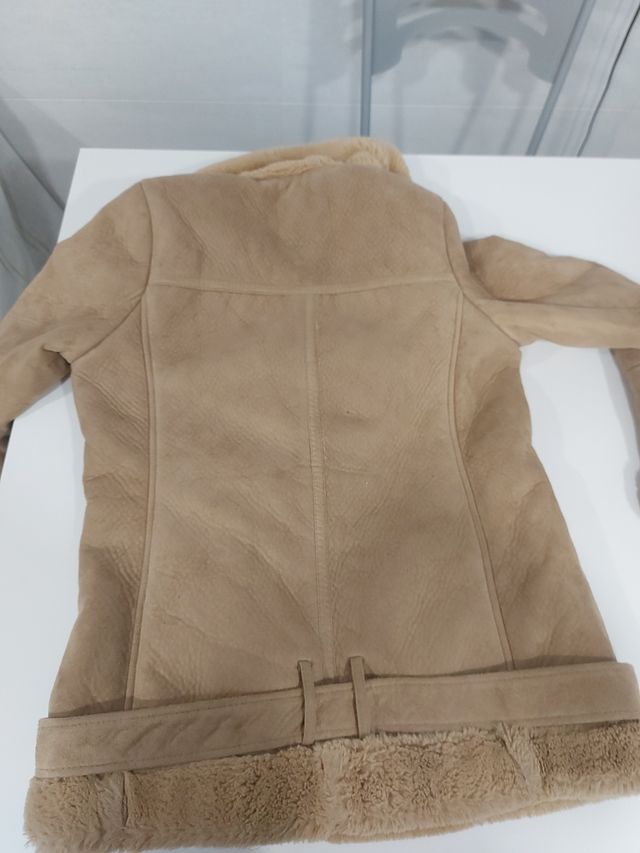 Abrigo Stradivarius beige talla S