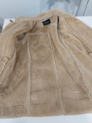 Abrigo Stradivarius beige talla S