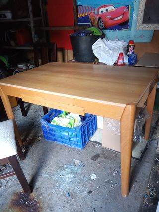 Mesa con dos sillas