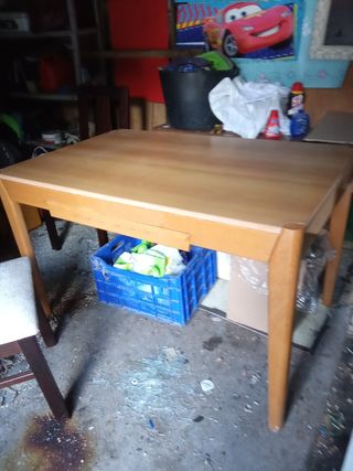 Mesa con dos sillas
