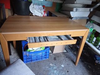Mesa con dos sillas