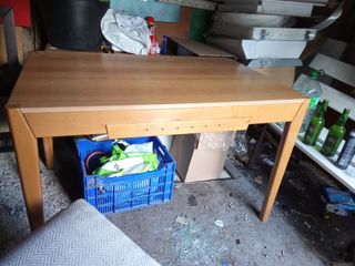 Mesa con dos sillas