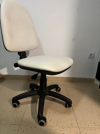 Silla escritorio blanca piel.  Regulador de altura