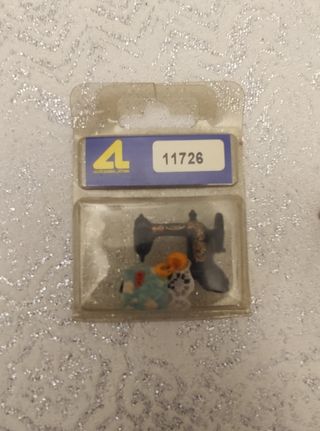 Maquina de coser casita de muñecas, antigua.