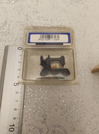 Maquina de coser casita de muñecas, antigua.