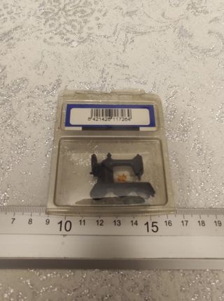 Maquina de coser casita de muñecas, antigua.