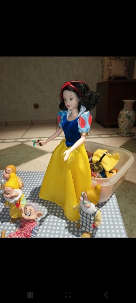 Muñeca Blanca Nieves y 7 enanitos.