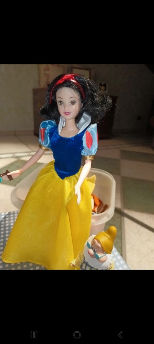 Muñeca Blanca Nieves y 7 enanitos.