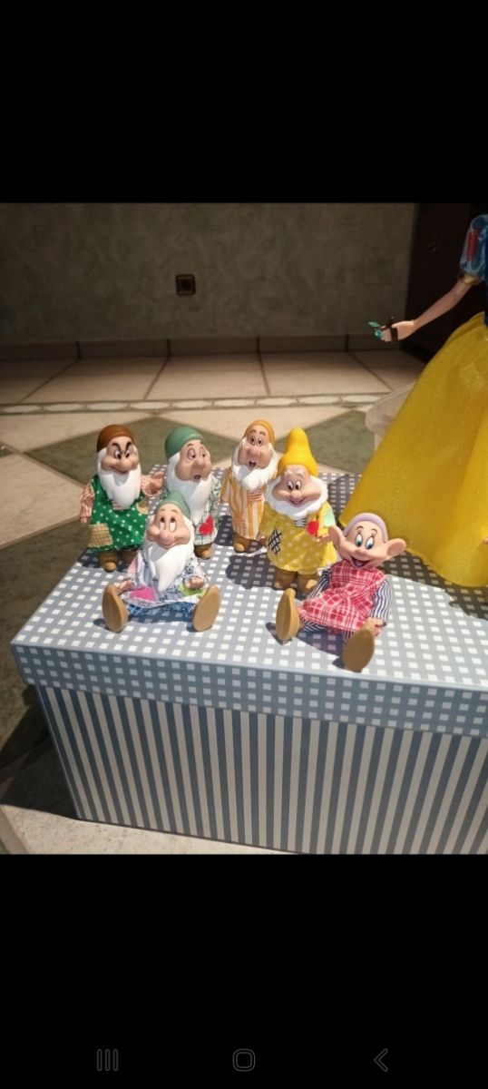 Muñeca Blanca Nieves y 7 enanitos.