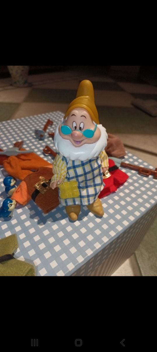 Muñeca Blanca Nieves y 7 enanitos.