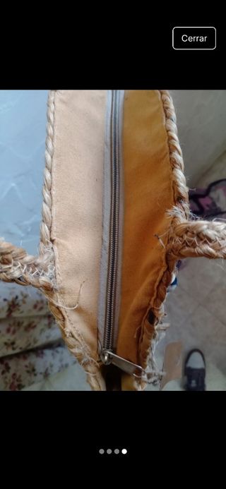 Bolso  dos colores por un lado azul otro rojo.