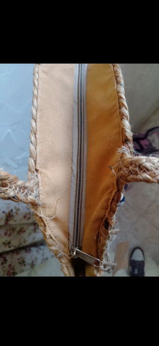 Bolso  dos colores por un lado azul otro rojo.