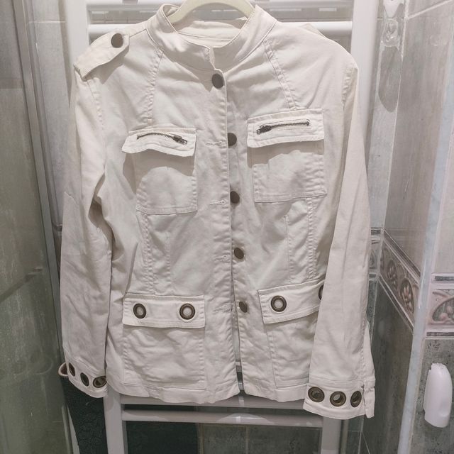Chaqueta beige ligera