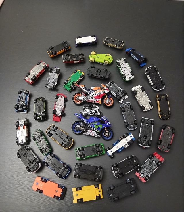 Coches y motos de juguete