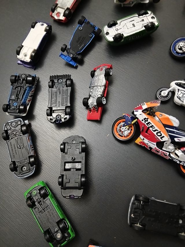 Coches y motos de juguete