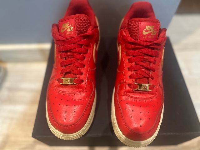 Deportiva NIKE AIR FORCE rojas y doradas