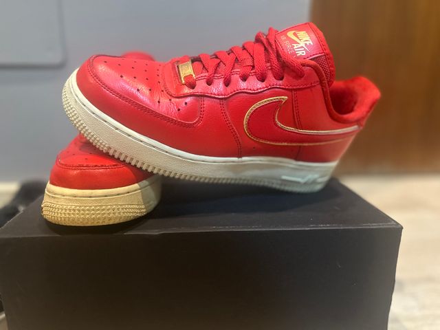 Deportiva NIKE AIR FORCE rojas y doradas