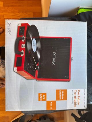 Tocadiscos Denver portátil rojo nuevo en su caja 