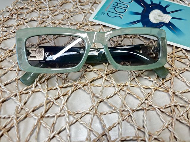 Gafas verdes rectangulares