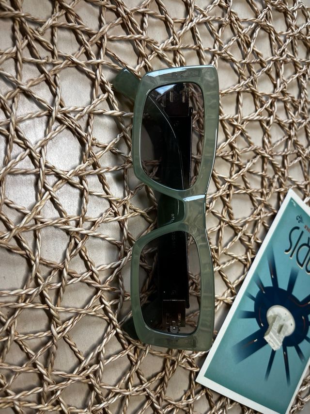 Gafas verdes rectangulares