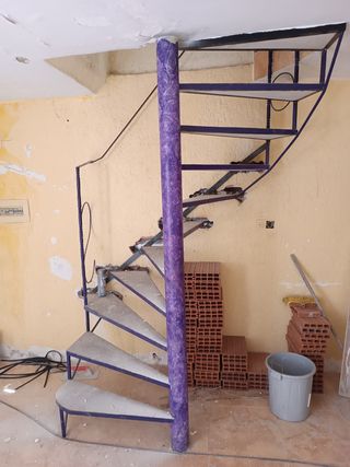 Escalera caracol metálica.