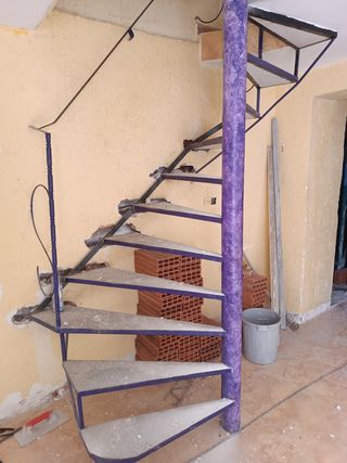 Escalera caracol metálica.