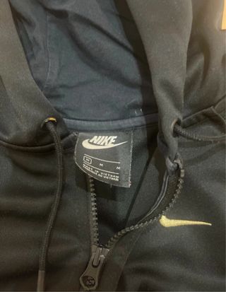Chaqueta Nike negra y dorada talla M