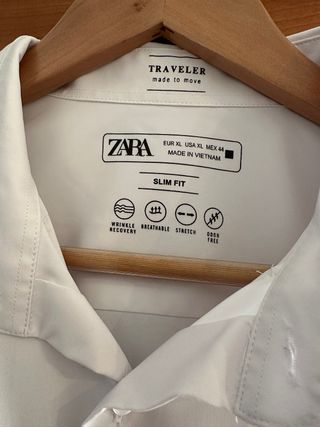 Traje Zara azul marino.