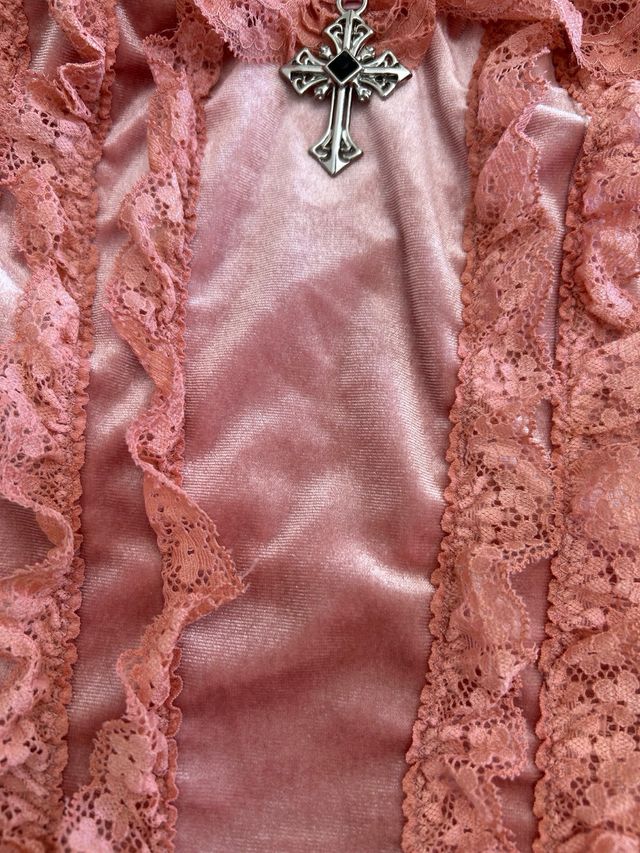 Top rosa con cruz shein