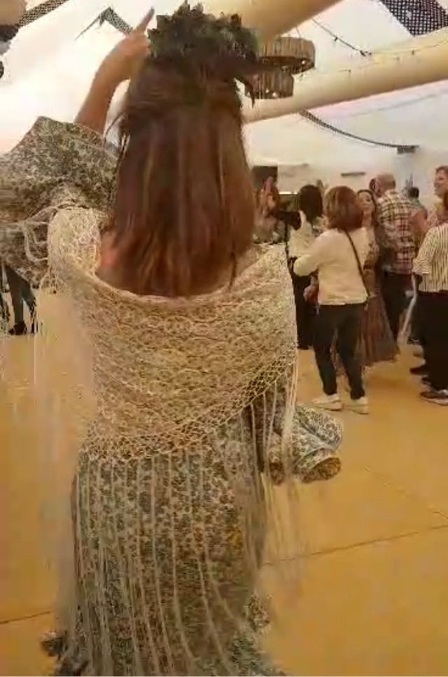 Traje gitana azul y blanco, mangas al codo.