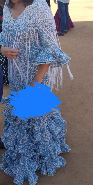 Traje gitana azul y blanco, mangas al codo.