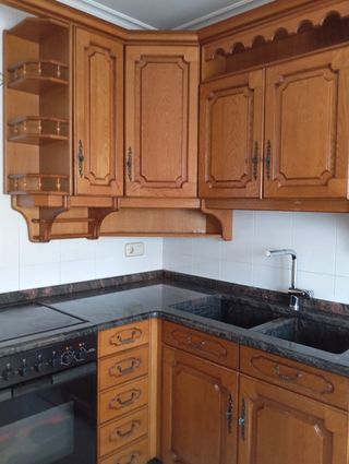 Cocina completa, mesa de cocina y sillas.