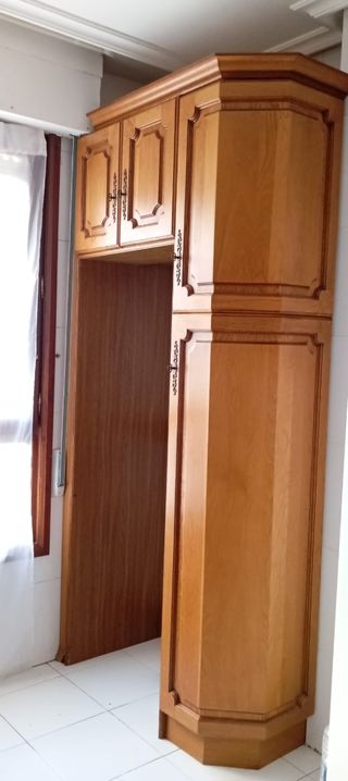 Cocina completa, mesa de cocina y sillas.