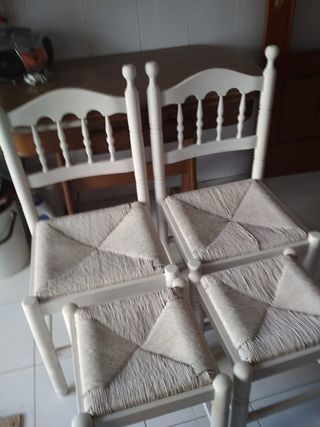 Cocina completa, mesa de cocina y sillas.